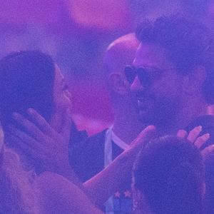 Ivete Sangalo e Tiago Maia foram flagrados em um clima íntimo e trocaram carícias em público