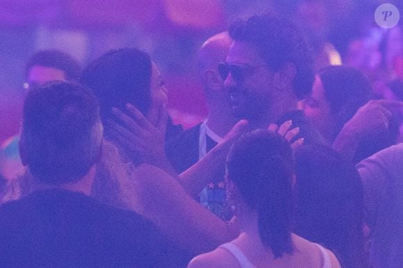 Ivete Sangalo e Tiago Maia foram flagrados em um clima íntimo e trocaram carícias em público