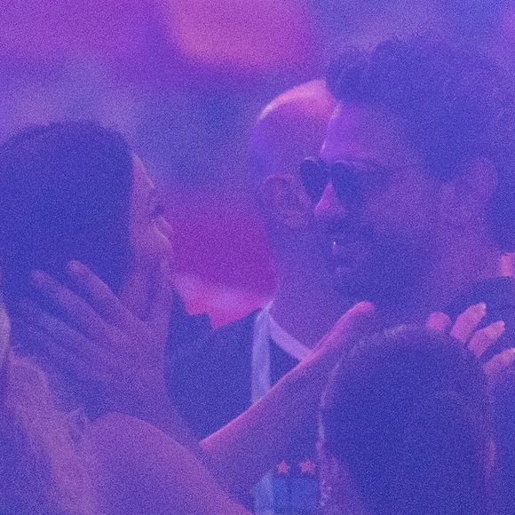 Ivete Sangalo e Tiago Maia foram flagrados em um clima íntimo e trocaram carícias em público