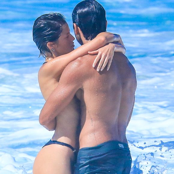 Agatha Moreira e Rodrigo Simas aconchegaram em um abraço quente após a sequência de beijos