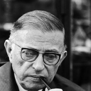 Em reflexão resgatada pelo portal espanhol Cuerpomente, Jean-Paul Sartre associa felicidade, liberdade e responsabilidade pelas próprias escolhas