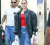 Virginia Fonseca foi clicada usando jaqueta de couro oversized e jeans boyfriend