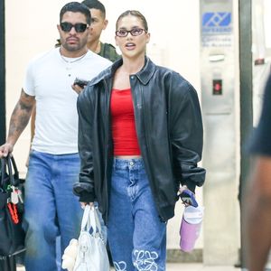 Virginia Fonseca foi clicada usando jaqueta de couro oversized e jeans boyfriend