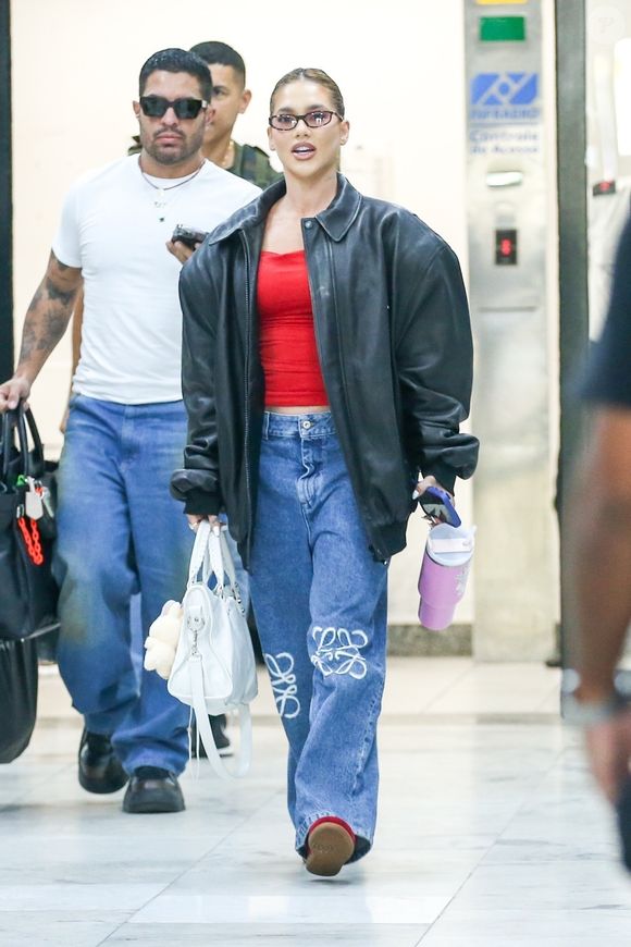 Virginia Fonseca foi clicada usando jaqueta de couro oversized e jeans boyfriend