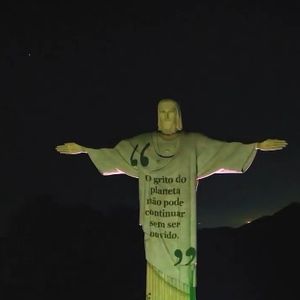 Projeção no Cristo Redentor em homenagem ao Papa Francisco repercute na web; internautas reagem ao gesto de fé e solidariedade.