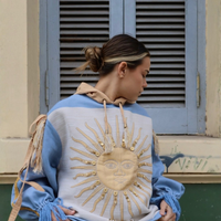 Prata no pé: o novo Converse na cor 'celeste argentino' com detalhes metalizados é o tênis elegante com cara de milionária que promete rejuvenescer seus looks em 2026