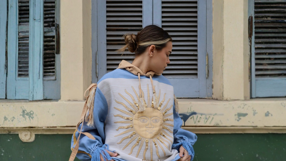 Prata no pé: o novo Converse na cor 'celeste argentino' com detalhes metalizados é o tênis elegante com cara de milionária que promete rejuvenescer seus looks em 2026