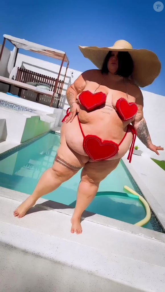 Empoderamento de Thais Carla pode ser visto em uma tatuagem próxima aos seios que diz "Corpo TODO. Corpo GORDO. Corpo LIVRE"