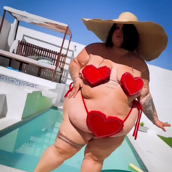 Empoderamento de Thais Carla pode ser visto em uma tatuagem próxima aos seios que diz "Corpo TODO. Corpo GORDO. Corpo LIVRE"