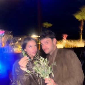 Bruna Marquezine viralizou após ‘falhar’ na missão de pegar o buquê da noiva durante o novo casamento de Giovanna Ewbank e Bruno Gagliasso