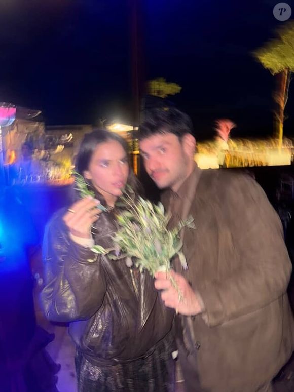 Bruna Marquezine viralizou após ‘falhar’ na missão de pegar o buquê da noiva durante o novo casamento de Giovanna Ewbank e Bruno Gagliasso