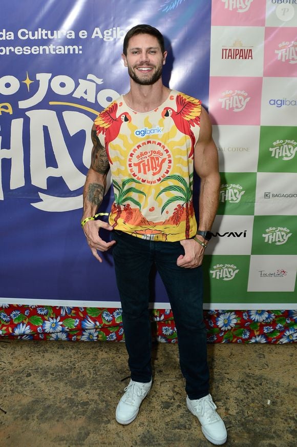 Ex-BBB Jonas Sulzbach apostou em um look simples para o São João da Thay