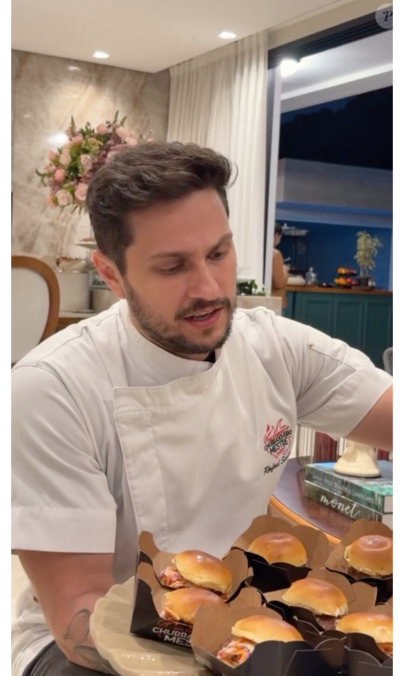 Festa de Simone Mendes também teve mini hambúrgueres feitos com churrasco, que foram elogiados pelo influenciador