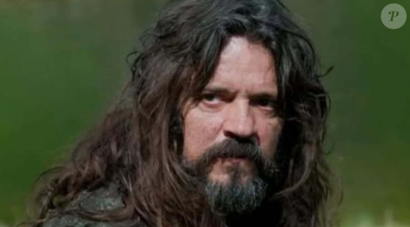 Bernardo revela a Raul (Val Perré) o motivo de ter escolhido conhecer Belarrosa.