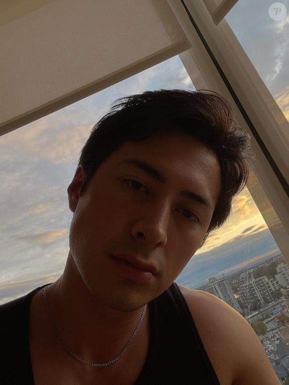 Descubra o perfume favorito de Hudson Williams, ator de 'Rivalidade Ardente'