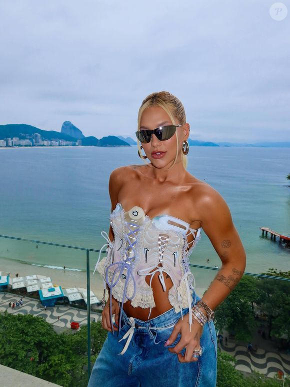 Virgínia deixou a marquinha de biquíni à mostra em seu look de chuteiras