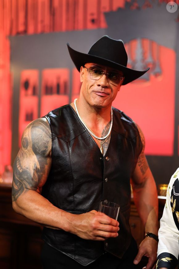 Além da barba, Dwayne Johnson também mudou radicalmente sua aparência para um filme