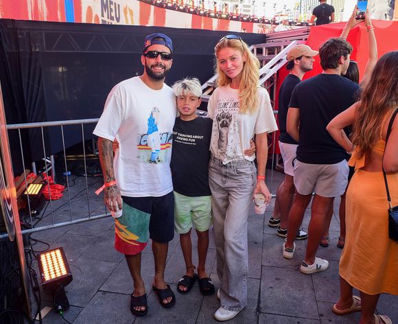 Pedro Scooby, Cintia Dicker e um dos filhos do surfista foram à gravação do novo DVD de João Gomes