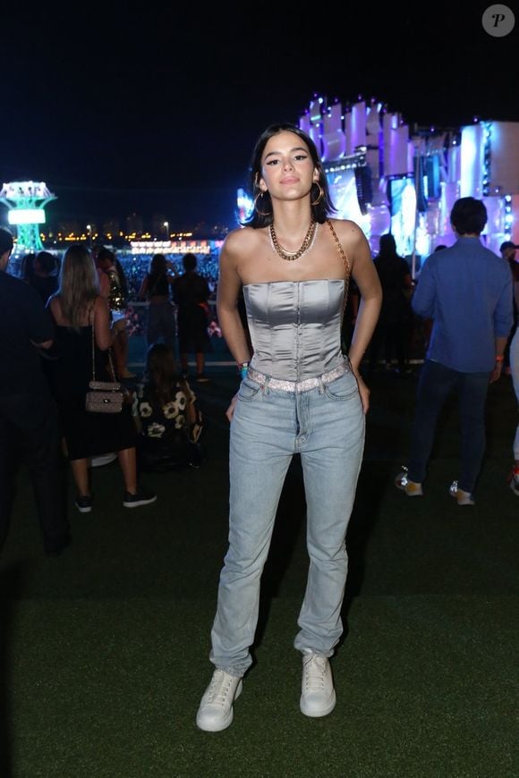 Bruna Marquezine usou top justo com mom jeans e inspirou fashionistas com look de festival