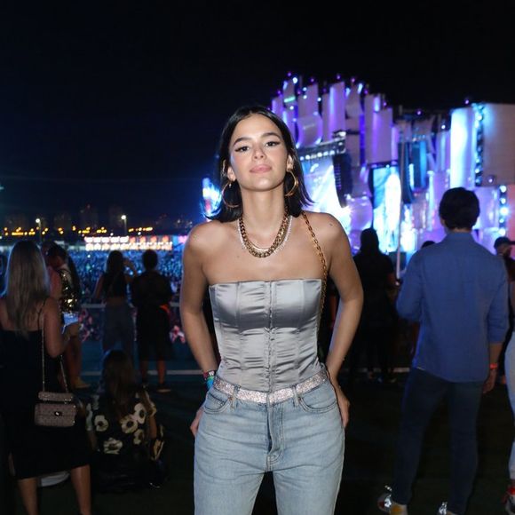 Bruna Marquezine usou top justo com mom jeans e inspirou fashionistas com look de festival