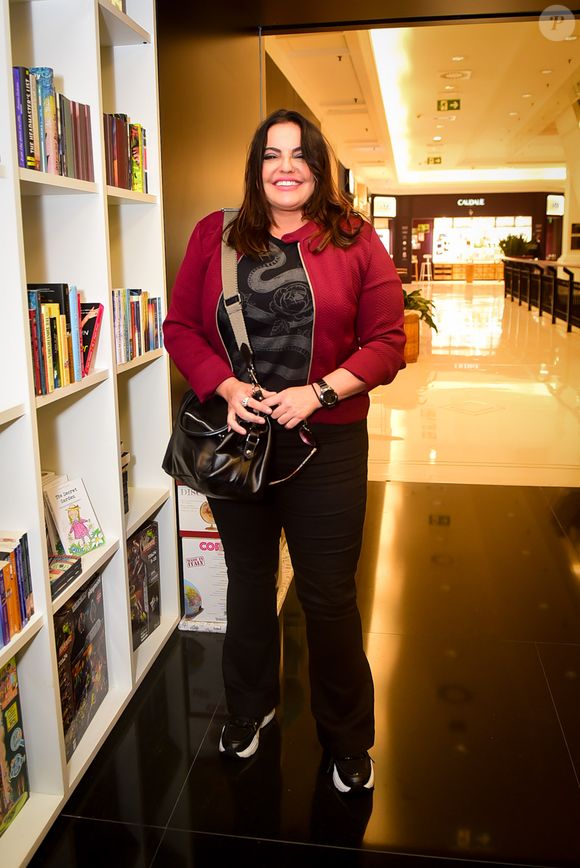 Fabíola Reipert, sem citar nomes, publicou que ‘um belo ex-jogador de futebol teria deixado a mulher em troca de um novo amor’ e ‘foi morar com um apresentador da Globo’