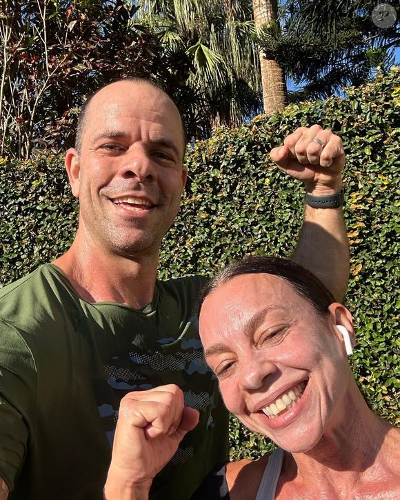 Carla Marins é adepta de dieta simples e treino 6x por semana com o marido, o personal Hugo Baltazar: 'Flui super bem'