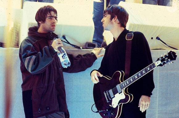 Apesar da fama de canção romântica, 'Wonderwall' tem uma inspiração completamente diferente. Segundo o portal Rock Music Combo, Noel Gallagher revelou que a música fala sobre um "amigo imaginário" que o ajudava a enfrentar suas agonias internas, e não sobre sua ex-esposa, como muitos acreditavam