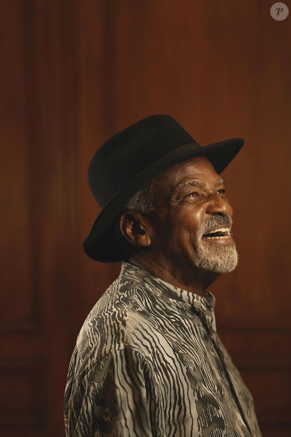 Salvador (Antônio Pitanga), avô de Maria de Fátima, morre, e Raquel fica desolada.