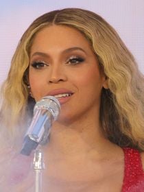 Beyoncé em apuros! Cantora fica pendurada em carro suspenso e assusta fãs em show: ‘Desçam ela!’