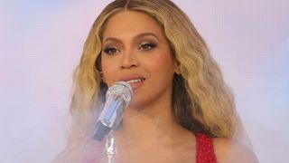 Beyoncé em apuros! Cantora fica pendurada em carro suspenso e assusta fãs em show: ‘Desçam ela!’