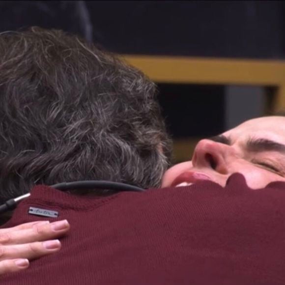 Entrada de Tadeu Schmidt no BBB 26 viraliza e repercute nas redes sociais