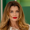 O novo cabelo loiro de Alinne Moraes exala sofisticação: Vanessa de 'Por Você' adota tom de dourado metálico e hair stylist  revela detalhes do corte em camadas: 'criando movimento e leveza, sem perder a elegância'