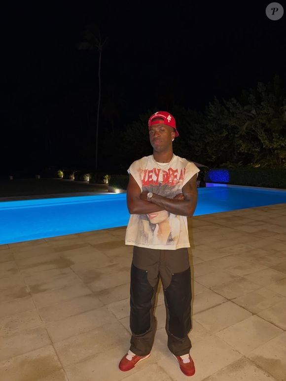 O Real Madrid oficializou a renovação de Vini Jr. até 2032. Além da permanência, o novo contrato garante um dos maiores salários do futebol europeu. Saiba quanto vale o acordo