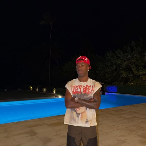 O Real Madrid oficializou a renovação de Vini Jr. até 2032. Além da permanência, o novo contrato garante um dos maiores salários do futebol europeu. Saiba quanto vale o acordo