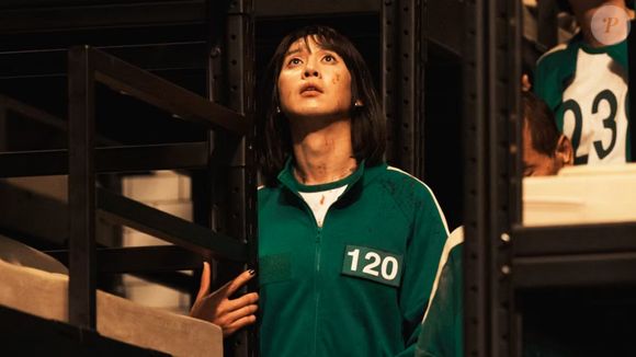 Uma das principais aliadas de Gi-hun na rebelião, Hyun-ju (Jogadora 120) conseguiu escapar com vida e busca pela sua transição de gênero