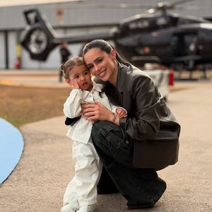 Mavie passará seu aniversário de 2 anos com o bracinho engessado