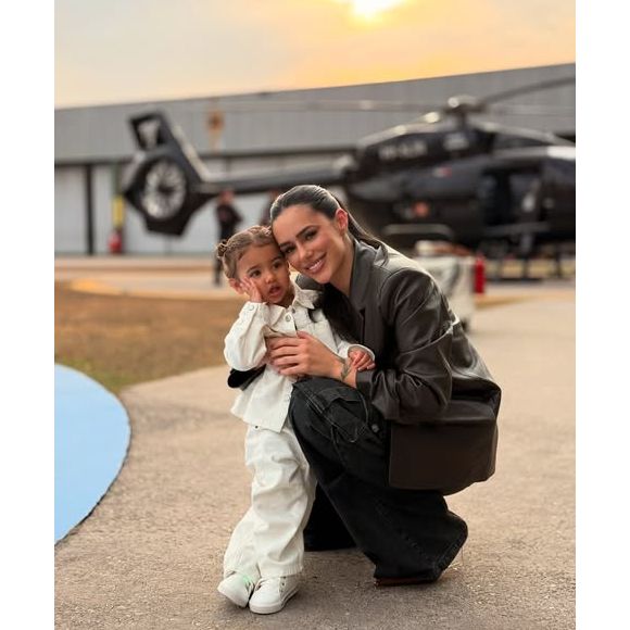 Mavie passará seu aniversário de 2 anos com o bracinho engessado