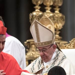 A relação entre Becciu e Francisco mistura confiança rompida, gestos ambíguos e disputas de autoridade