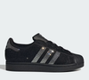 Coberto por strass e com visual reluzente, o novo Superstar II da Adidas aposta no glamour maximalista e já vem sendo chamado de 'tênis Moonwalk' entre fãs de moda e cultura pop