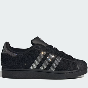 Coberto por strass e com visual reluzente, o novo Superstar II da Adidas aposta no glamour maximalista e já vem sendo chamado de 'tênis Moonwalk' entre fãs de moda e cultura pop