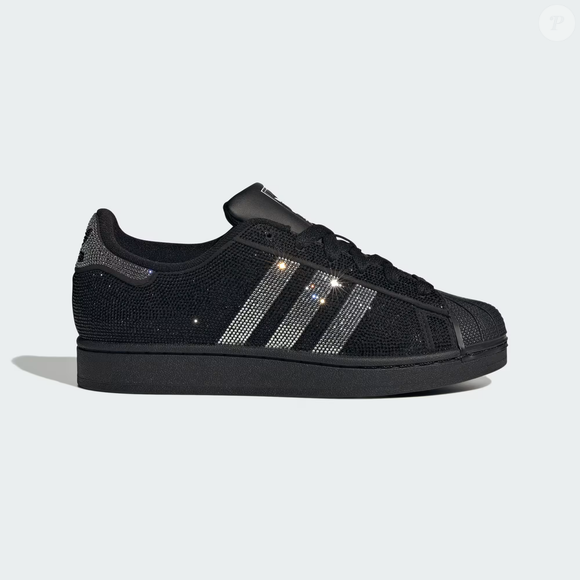 Coberto por strass e com visual reluzente, o novo Superstar II da Adidas aposta no glamour maximalista e já vem sendo chamado de 'tênis Moonwalk' entre fãs de moda e cultura pop