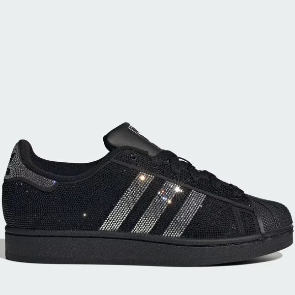 Coberto por strass e com visual reluzente, o novo Superstar II da Adidas aposta no glamour maximalista e já vem sendo chamado de 'tênis Moonwalk' entre fãs de moda e cultura pop