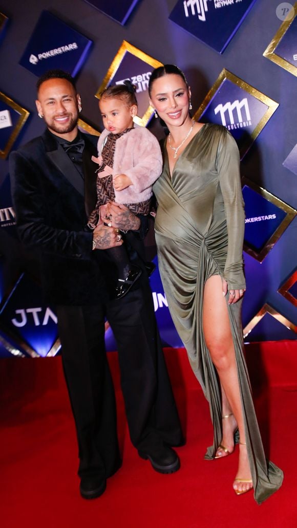 Na porta da maternidade, Neymar e Bruna Biancardi deixaram um recado amoroso para Mel