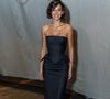Amiga de Sasha Meneghel, Bruna Marquezine esteve presente com um look minimalista que valorizou sua beleza