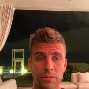 "Shakira cada dia mais linda e este homem cada vez mais desgastado!" e "Tá chorando no banho", comentaram fãs de Shakira em provocação à Gerard Piqué