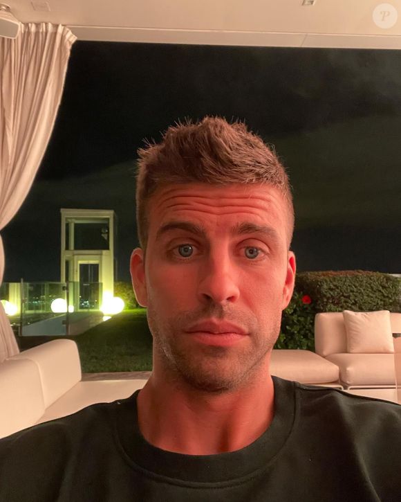 "Shakira cada dia mais linda e este homem cada vez mais desgastado!" e "Tá chorando no banho", comentaram fãs de Shakira em provocação à Gerard Piqué