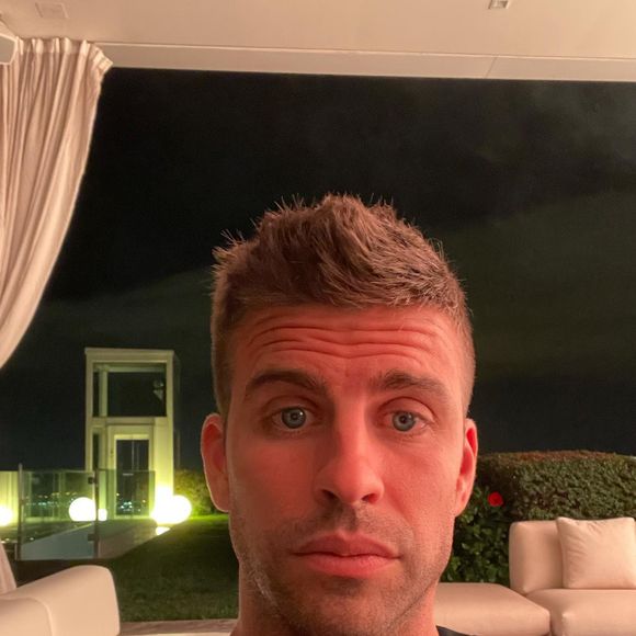 "Shakira cada dia mais linda e este homem cada vez mais desgastado!" e "Tá chorando no banho", comentaram fãs de Shakira em provocação à Gerard Piqué