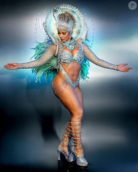 Rainha da Bateria da Grande Rio, Paolla Oliveira escolheu fantasia com muito brilho e efeito LED