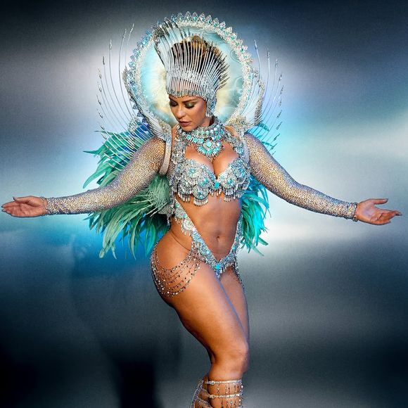 Rainha da Bateria da Grande Rio, Paolla Oliveira escolheu fantasia com muito brilho e efeito LED