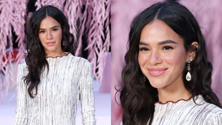 Mix de estampas elegante e scarpin de bico quadrado icônico: um raio-x do look de Bruna Marquezine no desfile da Chanel em 10 fotos